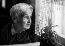 Unutkanlıkla Başa Çıkma Rehberi: Alzheimer Nedenleri, Belirtileri ve Tedavi Yolları Unutkanlıkla Başa Çıkma Rehberi: Alzheimer Nedenleri, Belirtileri ve Tedavi Yolları
