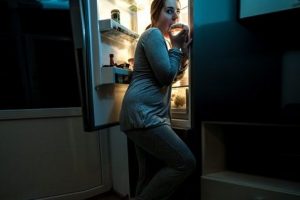 Gece yemek yenir mi? Zararı var mı?